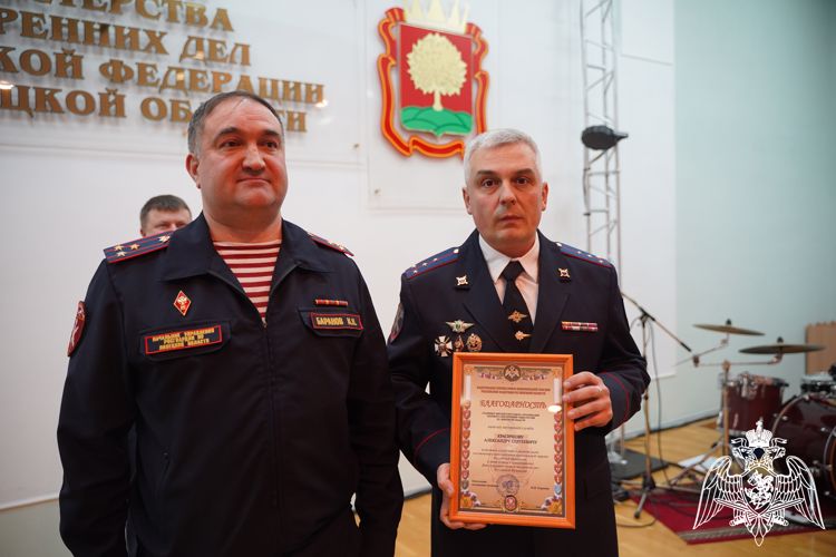 Начальник Управления Росгвардии по Липецкой области поздравил руководство, сотрудников и ветеранов УМВД с профессиональным праздником