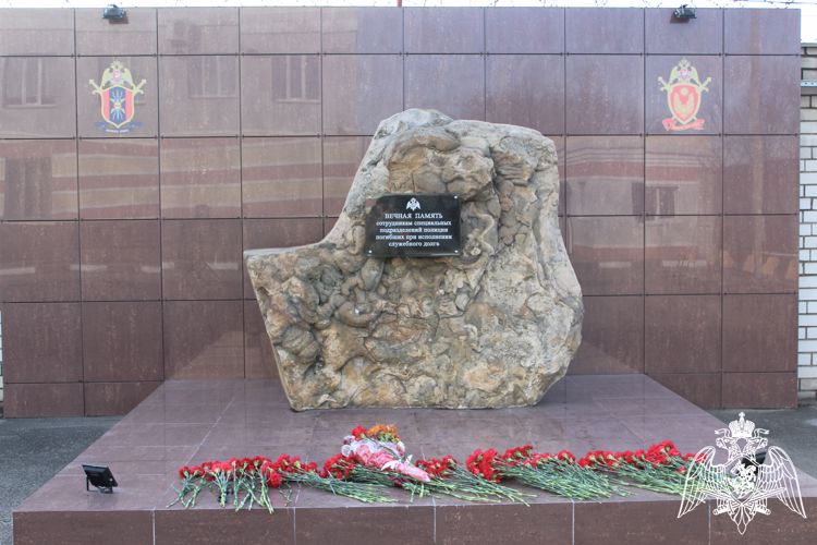  В Липецке открыли мемориальный камень сотрудникам спецподразделений, погибшим при исполнении служебного долга