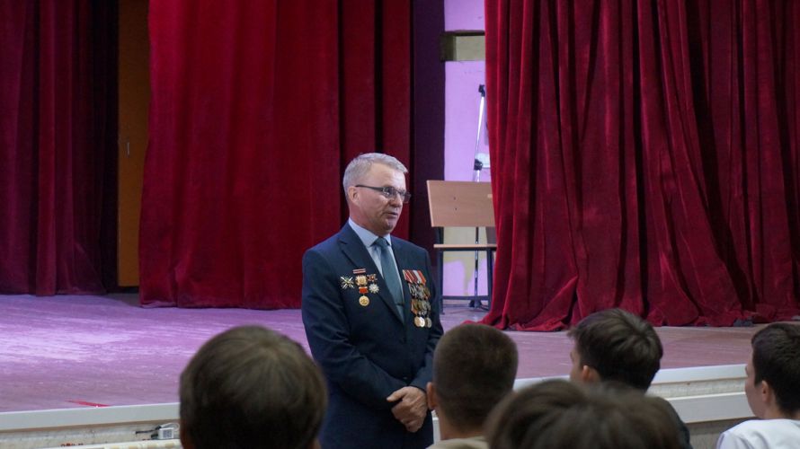 В Липецке ветеран войск правопорядка провел «Урок мужества» для студентов