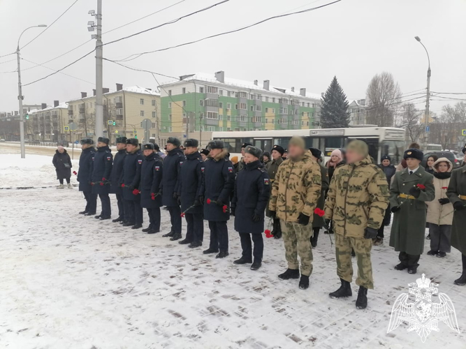 В Липецке сотрудники Росгвардии приняли участие в митинге, посвящённом Дню Неизвестного Солдата.