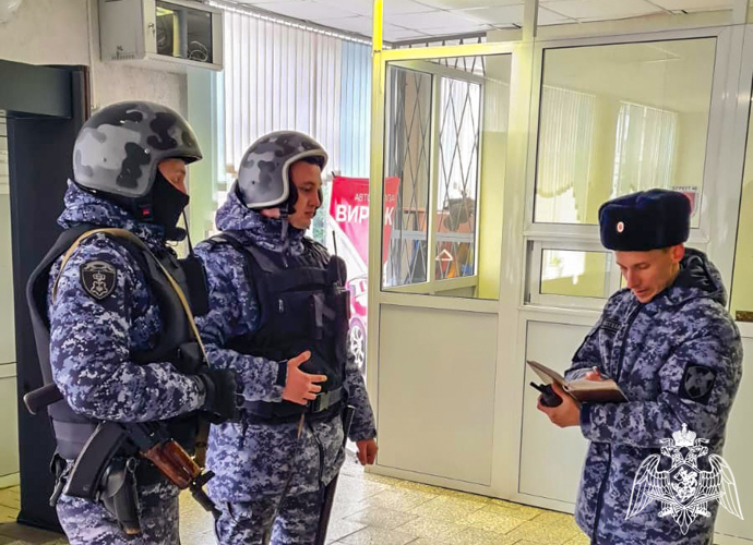Представители Росгвардии проверяют системы безопасности общеобразовательных организаций Липецкой области