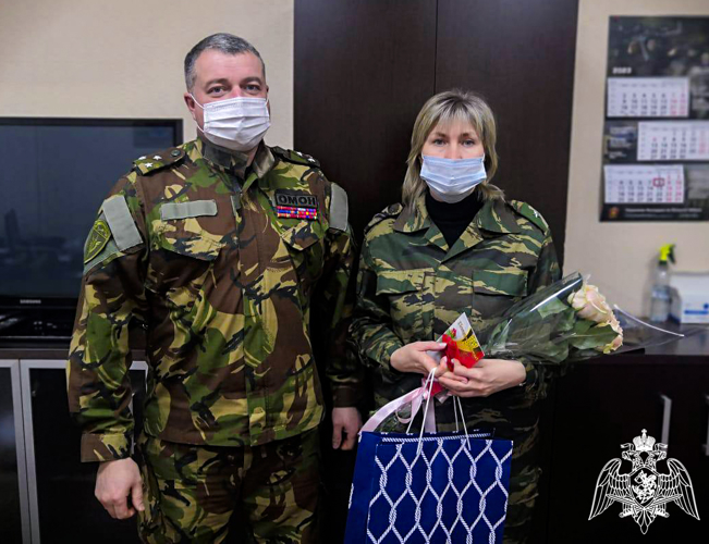 Командир липецкого ОМОН поздравил вдову погибшего сотрудника с Днем Героев Отечества