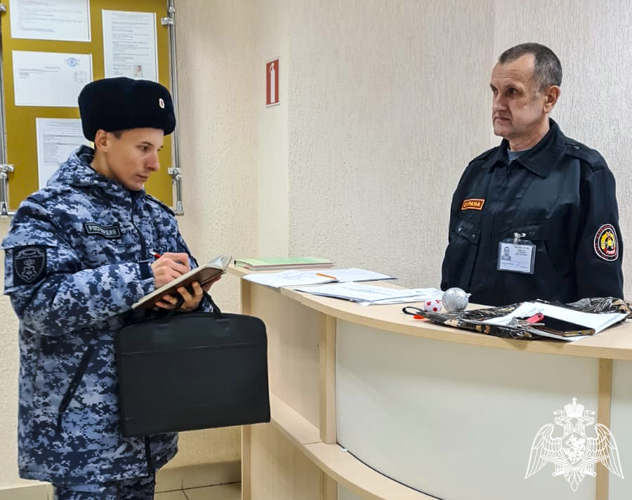 Представители Росгвардии проверяют системы безопасности общеобразовательных организаций Липецкой области