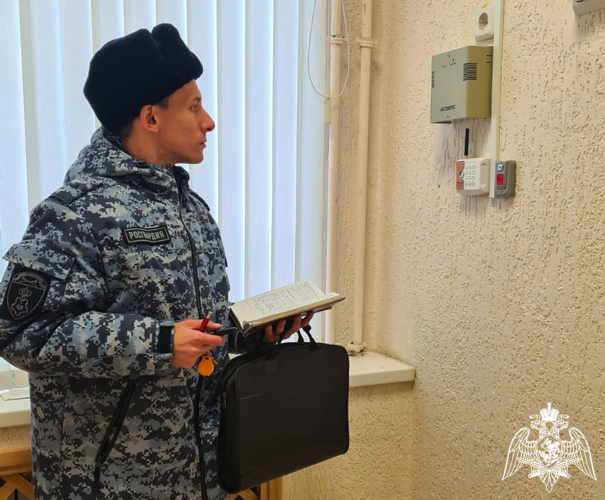 Представители Росгвардии проверяют системы безопасности общеобразовательных организаций Липецкой области