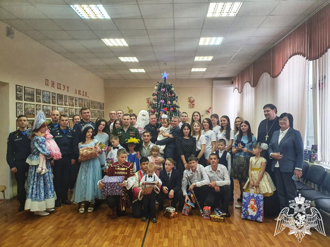 Воспитанников подшефного детского центра липецкие росгвардейцы поздравили с новогодними праздниками