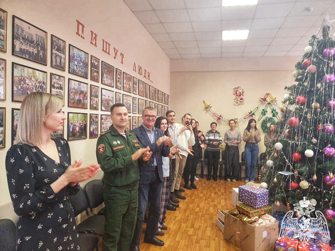 Воспитанников подшефного детского центра липецкие росгвардейцы поздравили с новогодними праздниками