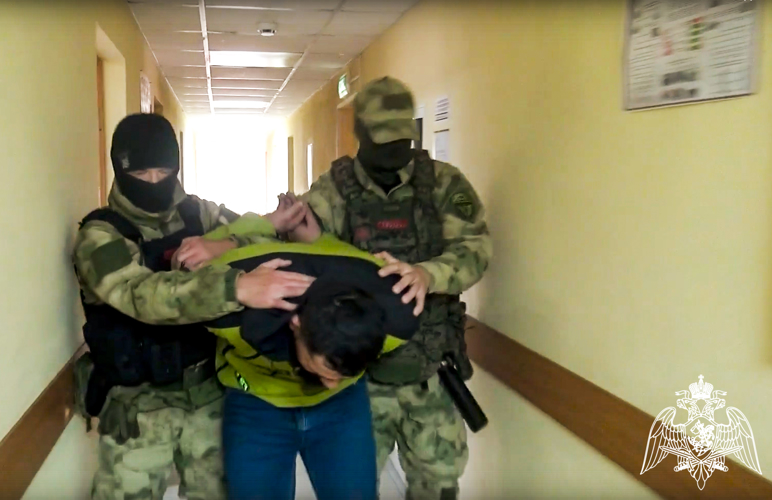 В Липецке при поддержке сотрудников ОМОН Управления Росгвардии задержан подозреваемый в совершении нескольких преступлений