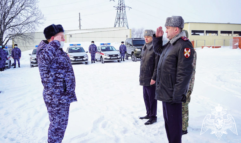 Липецким росгвардейцам вручили ключи от новых служебных автомобилей