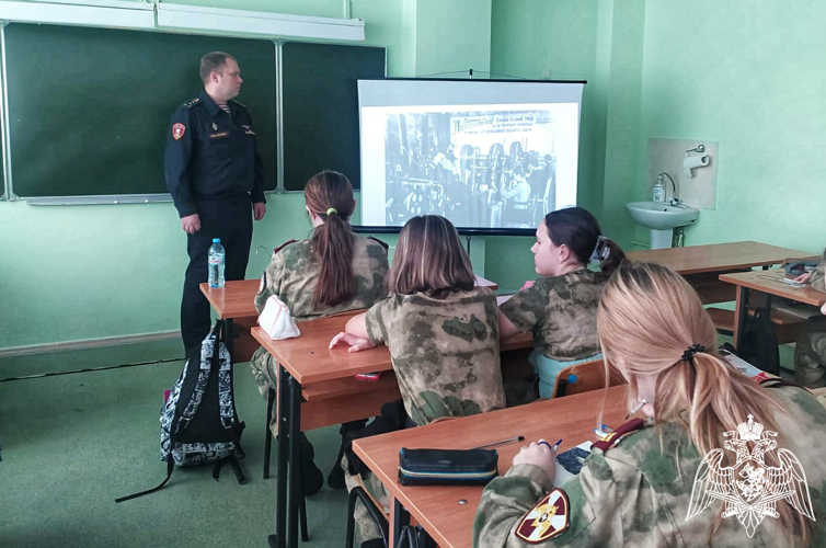 Представители Росгвардии провели для липецких школьников урок мужества