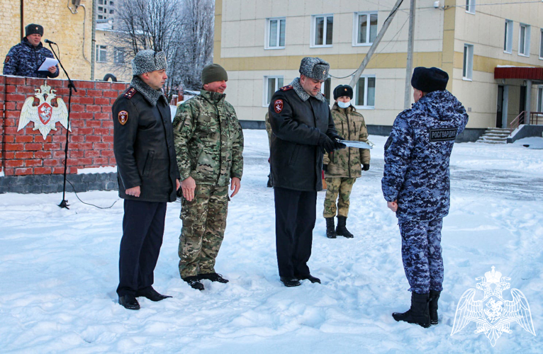 Липецким росгвардейцам вручили ключи от новых служебных автомобилей