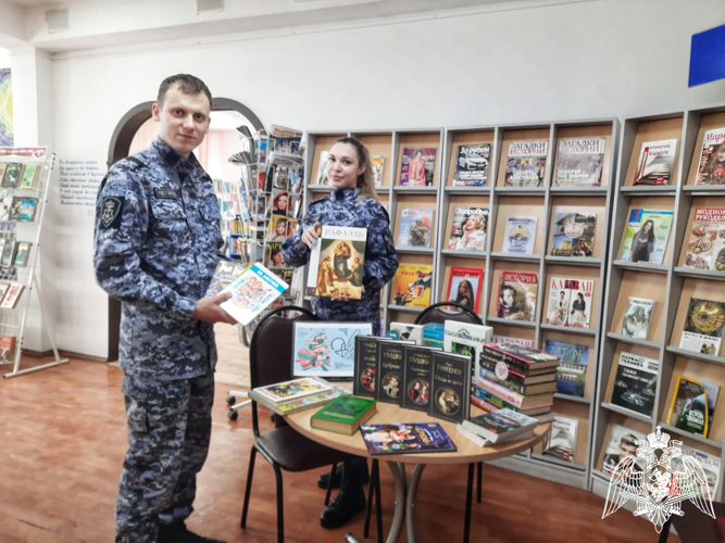 В Липецке росгвардейцы присоединились к акции «Дарите книги с любовью»