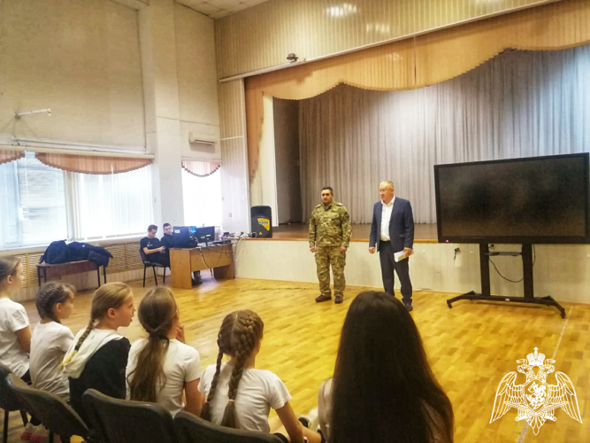 В школе Липецка росгвардейцы провели урок мужества