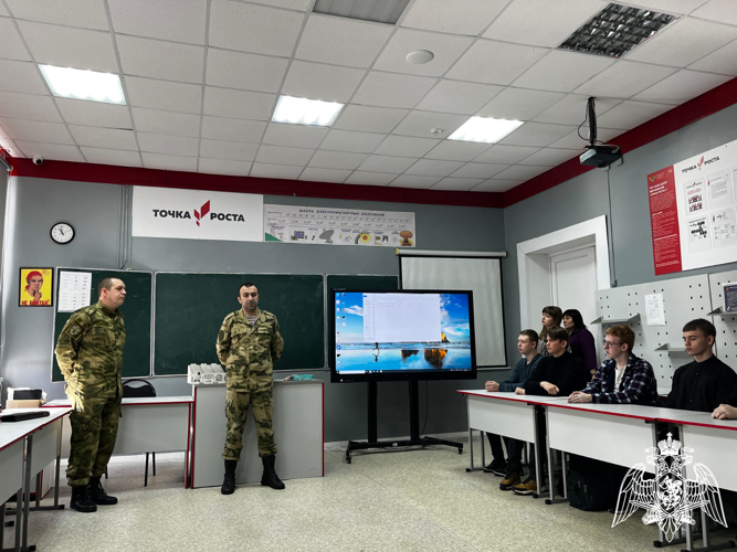В День российской науки липецкие росгвардейцы провели уроки в школах