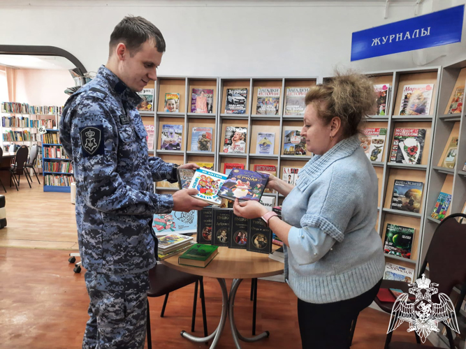 В Липецке росгвардейцы присоединились к акции «Дарите книги с любовью»