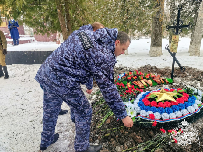 В Липецкой области росгвардейцы приняли участие в церемонии захоронения останков советского солдата