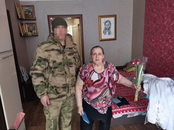 В Липецке сотрудники ОМОН Росгвардии поздравили матерей и вдов погибших товарищей с наступающим международным женским Днем