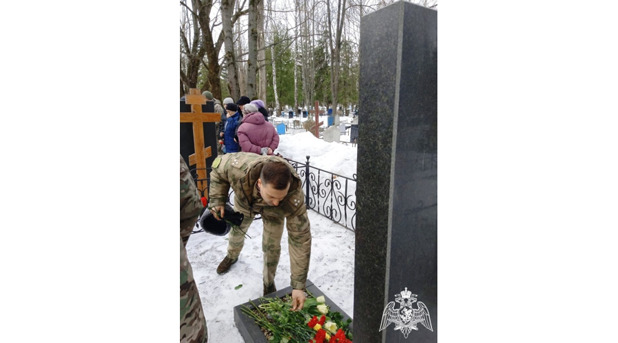 Военнослужащие и сотрудники Управления Росгвардии по Липецкой области, почтили память погибшего товарища