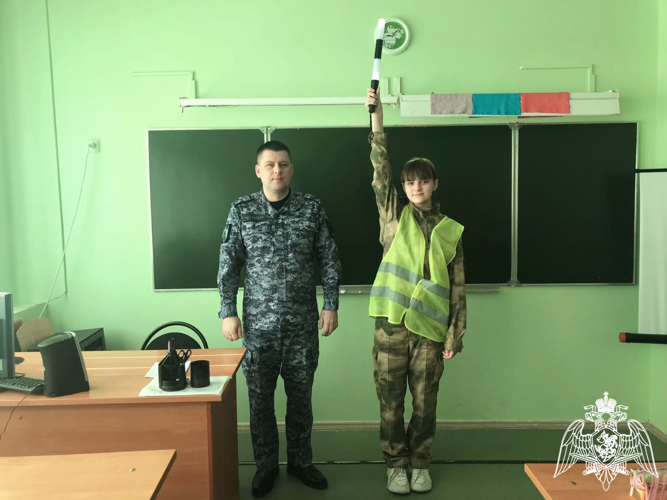 В Липецке офицер Росгвардии рассказал учащимся о безопасности на дорогах