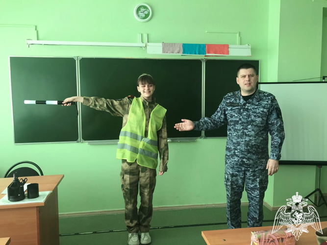 В Липецке офицер Росгвардии рассказал учащимся о безопасности на дорогах