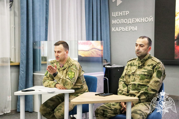 В Липецке росгвардейцы провели «Урок мужества», приуроченный к памятным датам