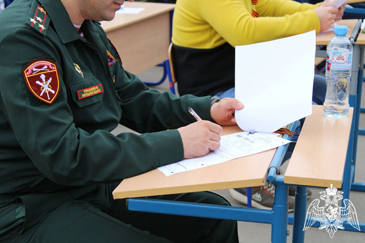Липецкие росгвардейцы приняли участие в «Диктанте Победы»