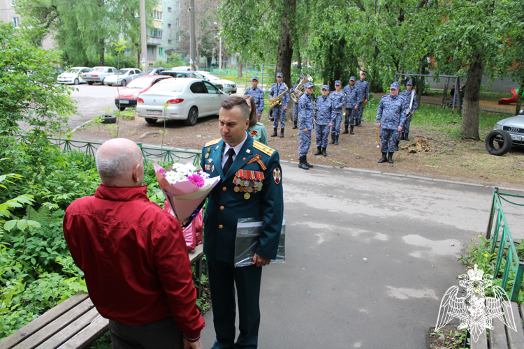 В преддверии Дня Победы Липецкие Росгвардейцы поздравили ветерана