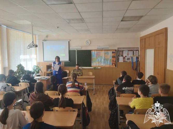 В преддверии Дня Победы представители Росгвардии проводят уроки мужества в школах города Липецка