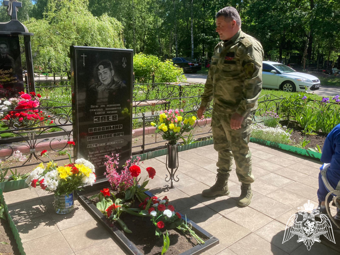 В Липецке сотрудники ОМОН Управления Росгвардии почтили память боевых товарищей