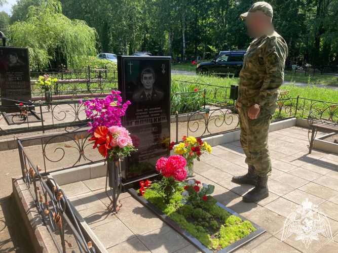 В Липецке сотрудники ОМОН Управления Росгвардии почтили память боевых товарищей