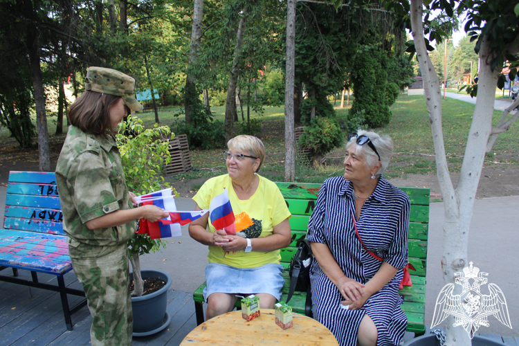 Липецкие росгвардейцы провели акцию «Российский триколор» в «Парке Победы»