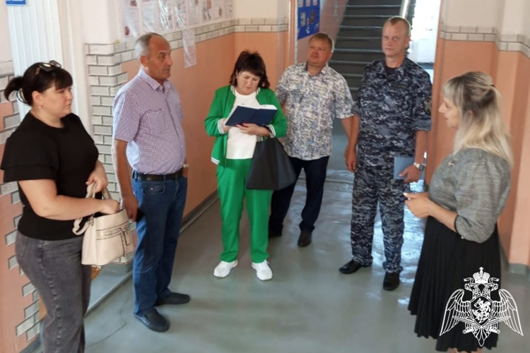 Липецкие росгвардейцы в составе комиссии приступили к проверкам школ