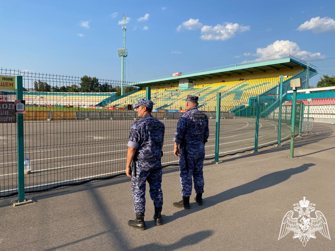 Росгвардейцы обеспечили правопорядок на футбольном матче и семейном фестивале на Зеленом острове в Липецке