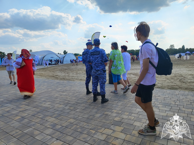 Росгвардейцы обеспечили правопорядок на футбольном матче и семейном фестивале на Зеленом острове в Липецке
