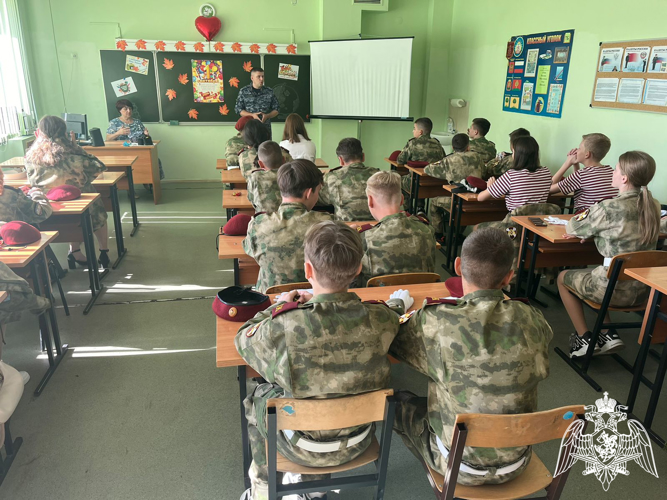 В Липецке сотрудники Росгвардии провели урок мужества по теме: «День памяти жертв трагедии в Беслане»