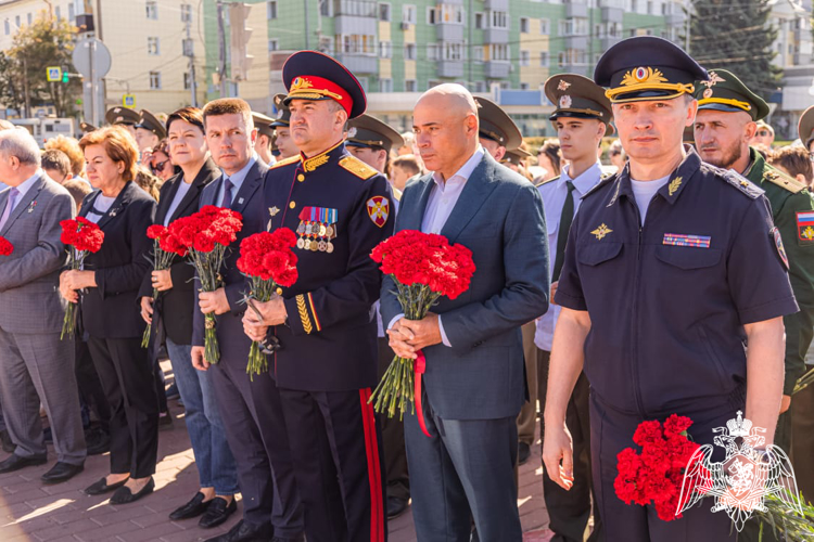 В Липецке сотрудники Росгвардии почтили память Героев России Эдуарда Белана и Андрея Теперика