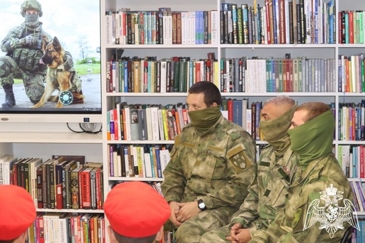 Росгвардейцы встретились с юнармейцами в рамках акции «Первые на месте опасности»