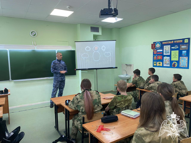 Липецкие Росгвардейцы провели урок мужества для кадетов по теме: «День народного единства»