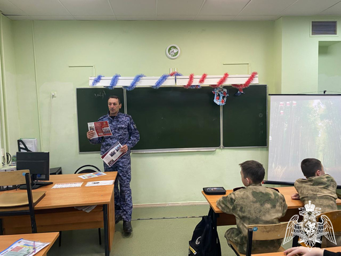 Липецкие росгвардейцы провели урок мужества для кадетов по теме: «Время идет, традиции остаются»