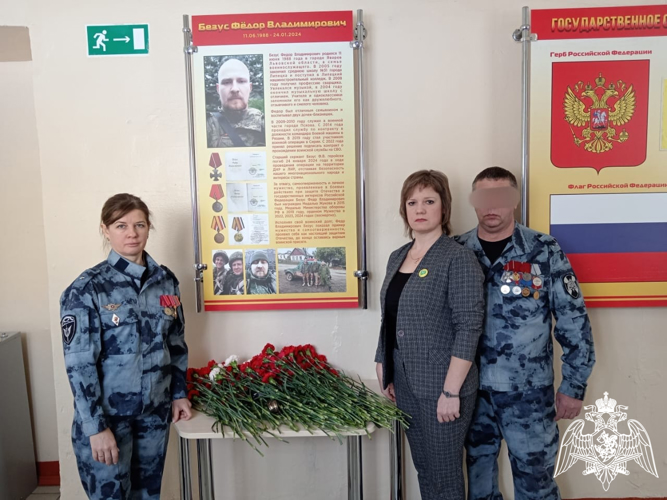 В Липецкой школе открыт памятный стенд военнослужащему