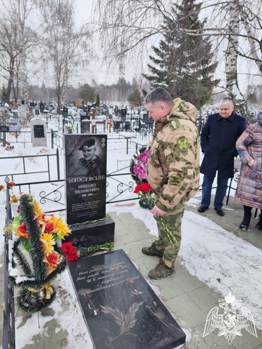 Сотрудники Росгвардии возложили цветы к месту захоронения боевого товарища