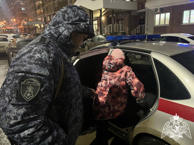 Липецкие росгвардейцы помогли потерявшейся 87-летней женщине вернуться домой