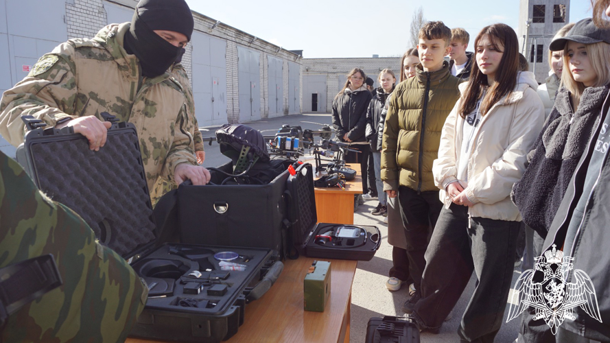В рамках акции «Дни Росгвардии» липецкие школьники посетили базу ОМОН «Легион»  
