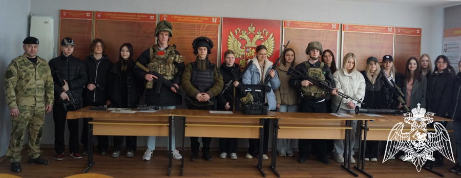 В рамках акции «Дни Росгвардии» липецкие школьники посетили базу ОМОН «Легион»  