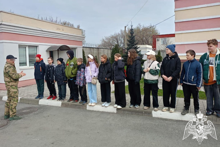 В гостях у росгвардейцев побывали липецкие школьники