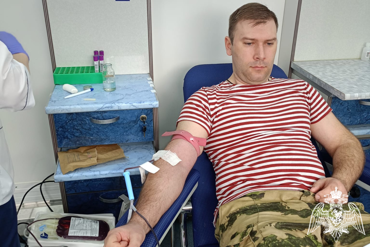 В преддверии Национального дня донора Липецкие Росгвардейцы сдали кровь