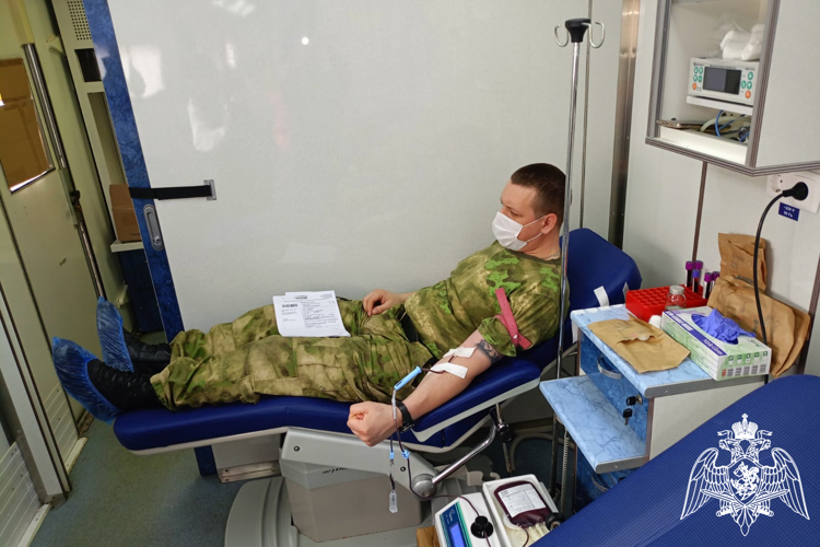 В преддверии Национального дня донора Липецкие Росгвардейцы сдали кровь