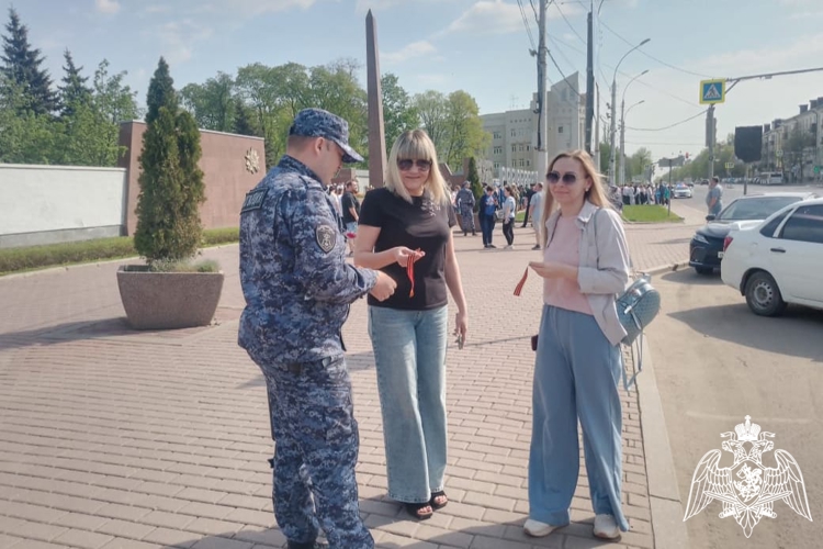 Росгвардейцы раздают липчанам Георгиевские ленты в преддверии Дня Победы 