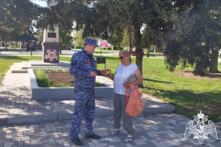 Росгвардейцы продолжают раздавать Георгиевские ленточки на улицах Липецкой области