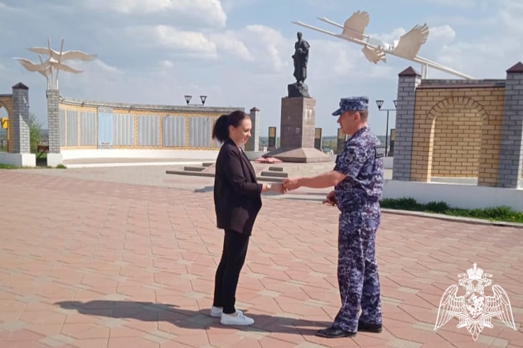 Росгвардейцы продолжают раздавать Георгиевские ленточки на улицах Липецкой области
