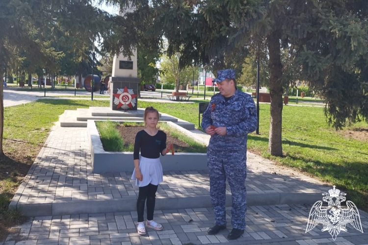 Росгвардейцы продолжают раздавать Георгиевские ленточки на улицах Липецкой области
